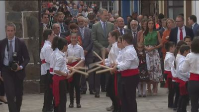 Cientos de personas reciben a los reyes en Pinofranqueado  en el inicio de su visita a Las Hurdes