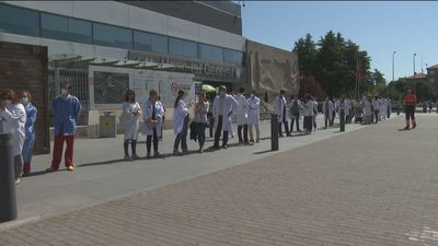 Los médicos realizan una donación de sangre reivindicativa en su cuarto día de huelga