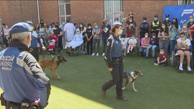 Payasos y  Policía Municipal llevan la sonrisa a los niños del Hospital Niño Jesús