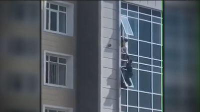 Rescate lleno de angustia de una niña que quedó colgada de una ventana de un octavo piso