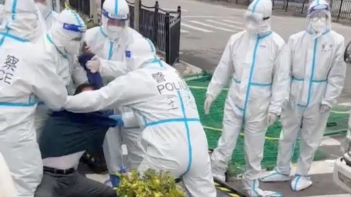 Policías chinos detienen a un hombre que se saltó el confinamiento / TWITTER