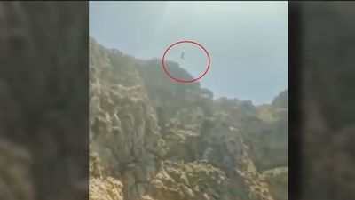 Muere tras saltar desde un acantilado y estrellarse contra las rocas