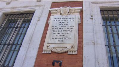 La Comunidad repone la placa a los Héroes del 2 de mayo en Sol tras ser quemada