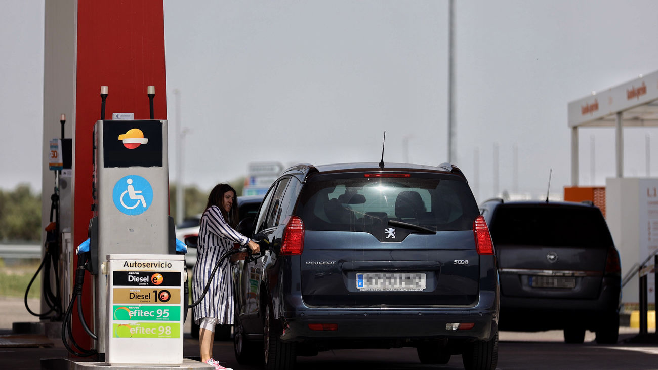 Las gasolineras piden la ayuda para el descuento: "Ninguna estación de servicio quiere que sus precios suban de dos euros"
