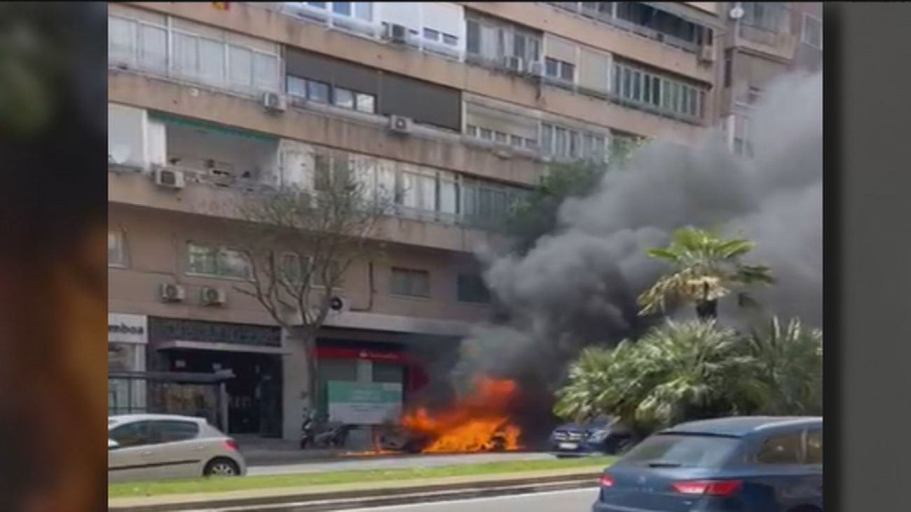 Un coche arde en la calle Doctor Esquerdo y el fuego provoca una gran humareda