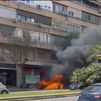 Un coche arde en la calle Doctor Esquerdo y el fuego provoca una gran humareda