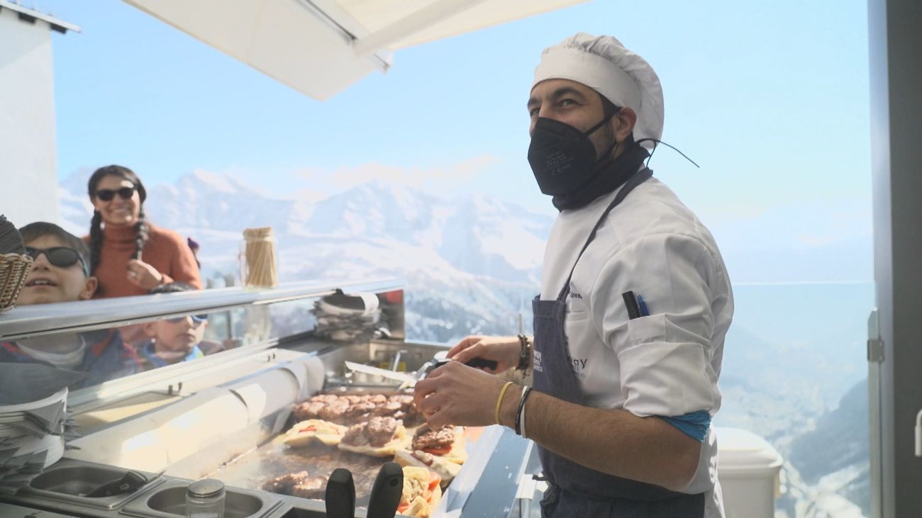 Un refugio alpino que funciona como hotel-restaurante y está en plena montaña