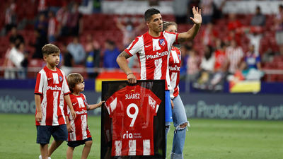 Luis Suárez y Herrera reciben el cariño del Atlético en su despedida