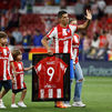 Suárez y Herrera reciben el cariño del Atlético en su despedida