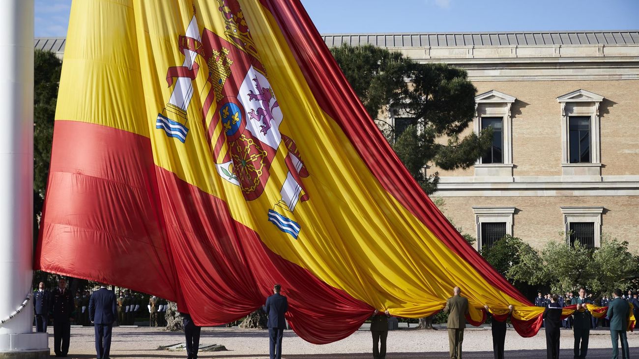 El izado de la bandera en Colón da inicio a las fiestas del patrón de Madrid