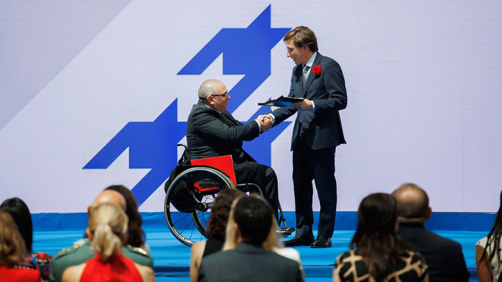 El alcalde de Madrid, José Luis Martínez-Almeida, entrega la medalla al presidente del Comité español de personas con discapacidad, Óscar Moral, durante el acto de entrega de las medallas de Honor, Oro y Plata durante la Festividad de San Isidro / Europa Press