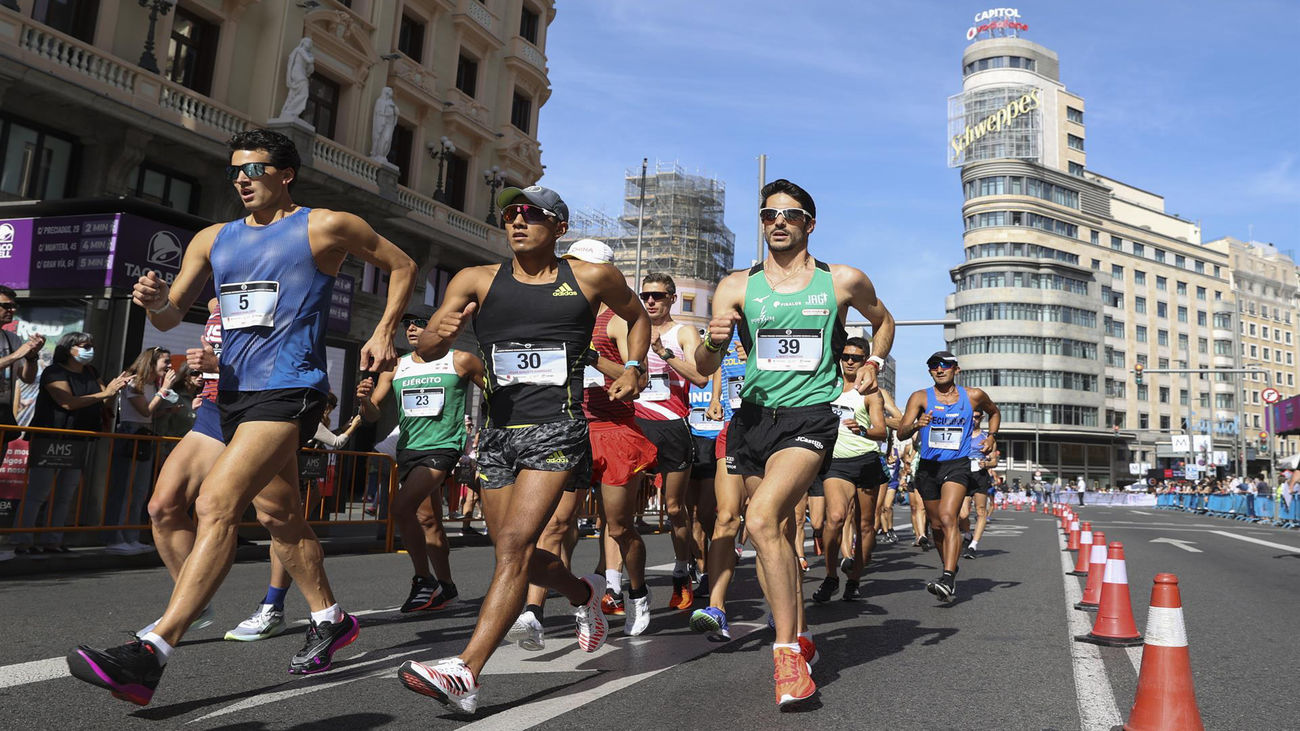 50 marchadores olímpicos convierten la Gran Vía en una pista de atletismo