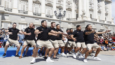 Los 'Classic All Blacks' realizan su 'haka' en la Plaza de Oriente