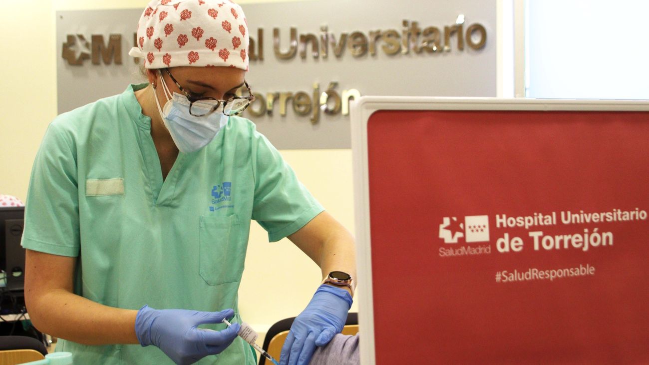 Una enfermera administra una vacuna Covid en el Hospital de Torrejón de Ardoz
