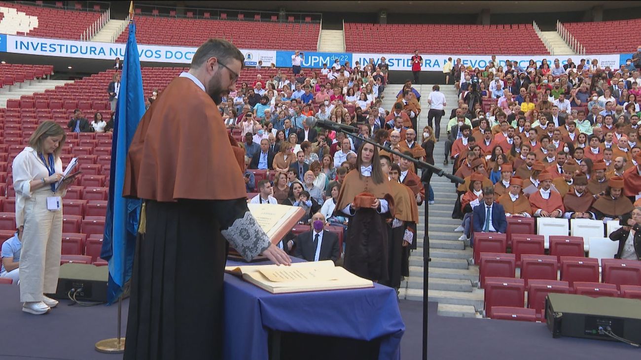 La Politécnica entrega diplomas a 15.000 titulados en el Wanda Metropolitano