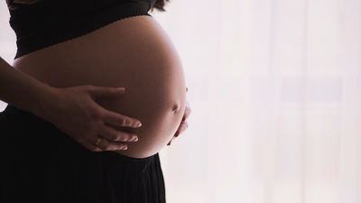 Las embarazadas que se vacunan contra el covid-19 se protegen ellas y a sus futuros hijos