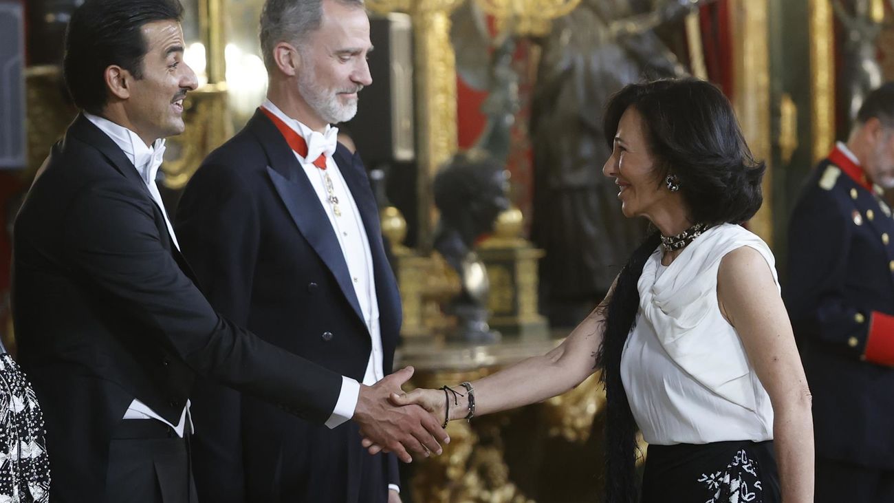 El emir de Catar saluda a Ana Botín, presidenta del Barco de Santander