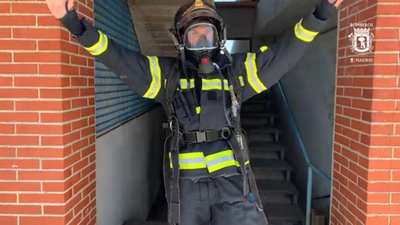 Tres atletas de élite prueban lo cruel que es la Carrera Vertical vestidos de bomberos