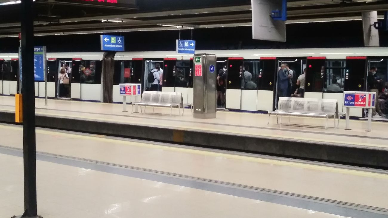 La línea 10 de Metro de Madrid sufre demoras en plena hora punta por la