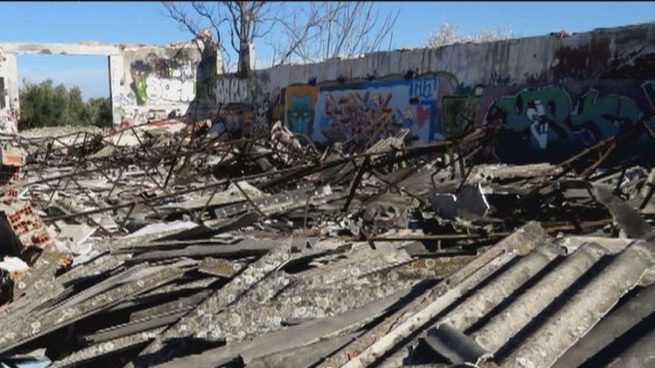 Halladas 5 toneladas de planchas de amianto en un camino de Alcorcón