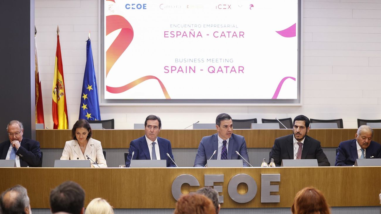El presidente de la CEOE, Antonio Garamendi (3i), y el presidente del Gobierno, Pedro Sánchez (3d), entre otros, durante el acto inaugural del foro empresarial España-Qatar