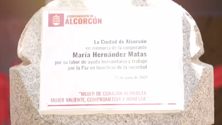Placa dedicada a la cooperante María Hernández asesinada en Etiopía en 2021 / AYTO ALCORCÓN
