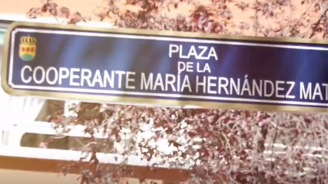 Cartel de la plaza de Alcorcón dedicada a la cooperante asesinada en Etiopía