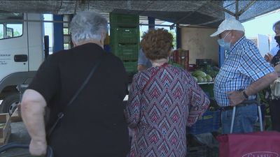 Enfado de los comerciantes del mercadillo de Parla por el cambio de ubicaciones