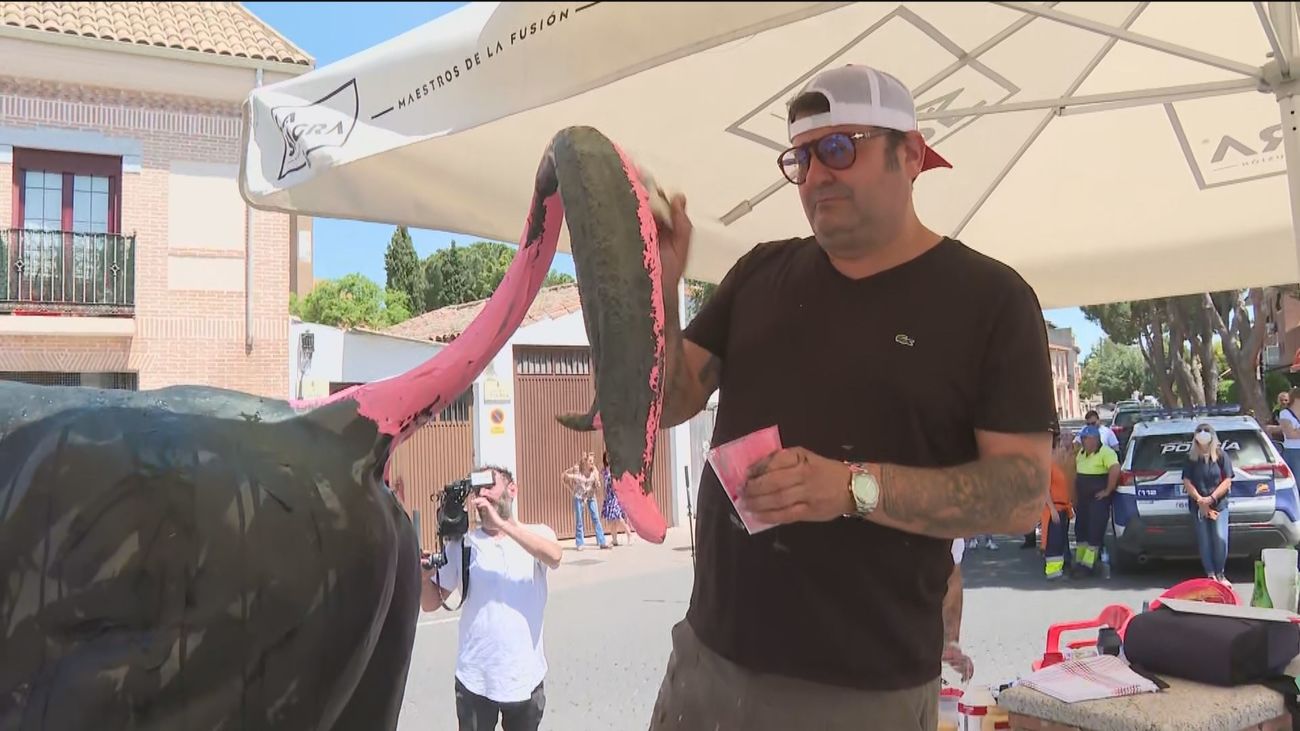 El artista Domingo Zapata llena de color Serranillos del Valle