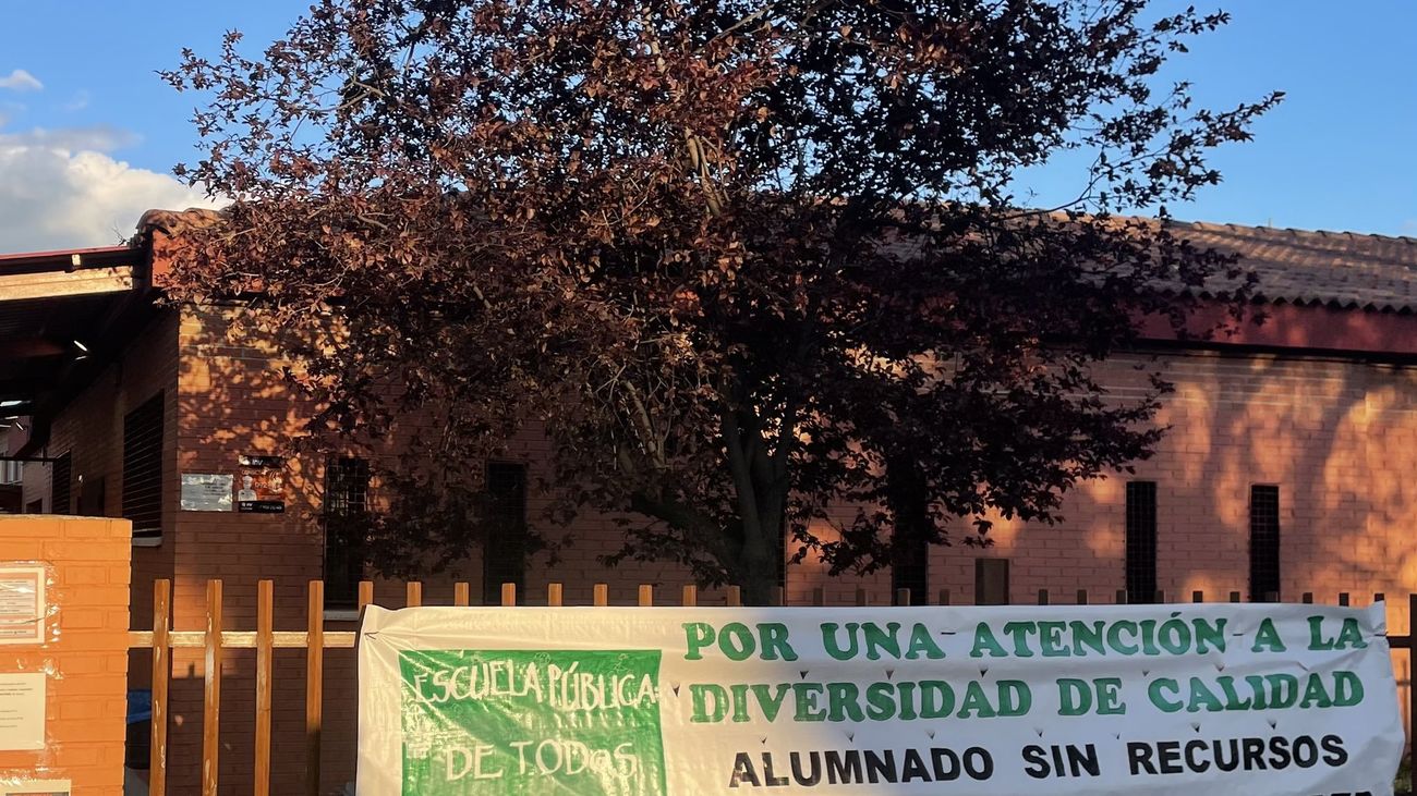 Exterior del CEIP Miguel Hernández de Getafe con una pancarta