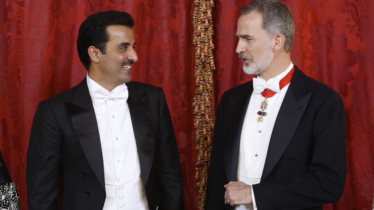 El rey Felipe VI (d) y el emir de Catar, Tamim bin Hamad Al Thani, antes de la cena de gala que los monarcas españoles ofrecen al mandatario de Catar y a su esposa,