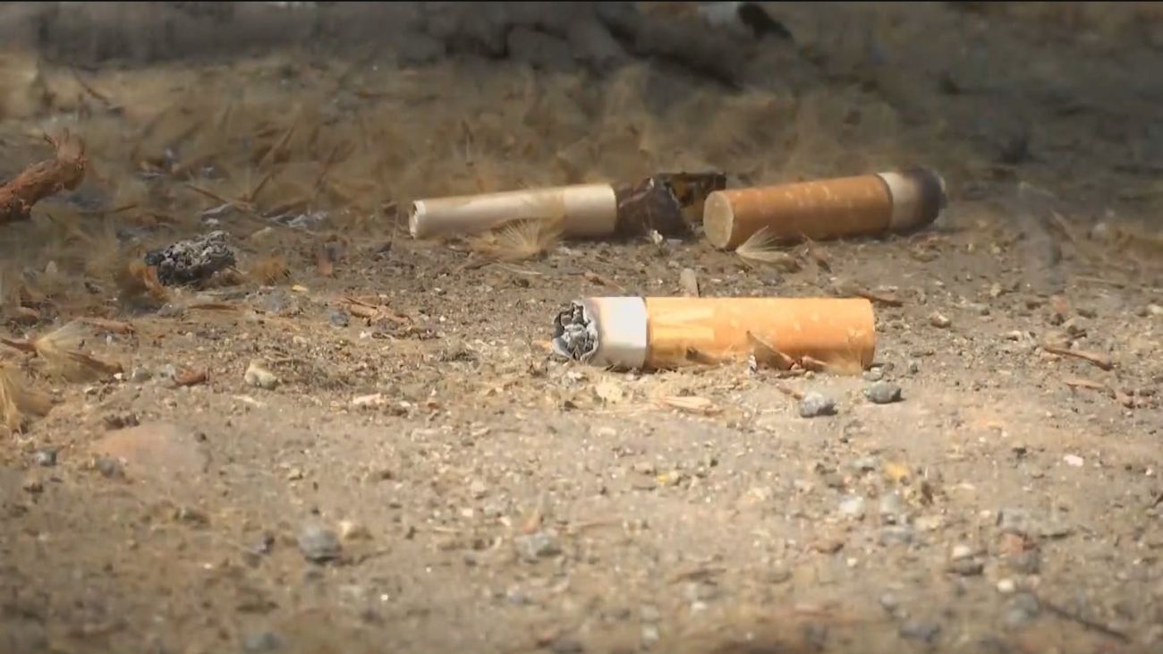 Cataluña estudia un impuesto para fumadores que tiren las colillas al suelo