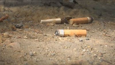 Cataluña estudia un impuesto para fumadores que tiren las colillas al suelo