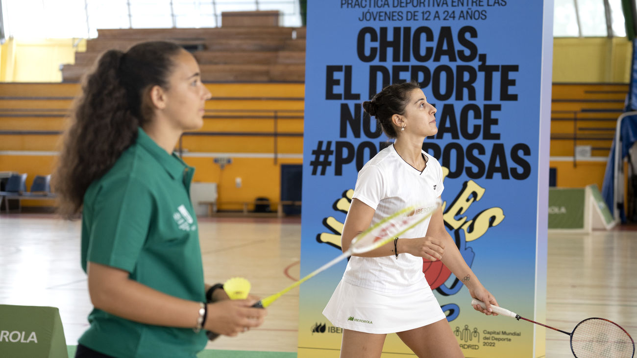 Carolina Marín imparte una clase magistral a 120 alumnos de dos institutos de San Blas