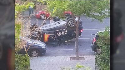Vuelca un coche de la Policía Nacional en la calle Ventisquero de la Condesa de Madrid
