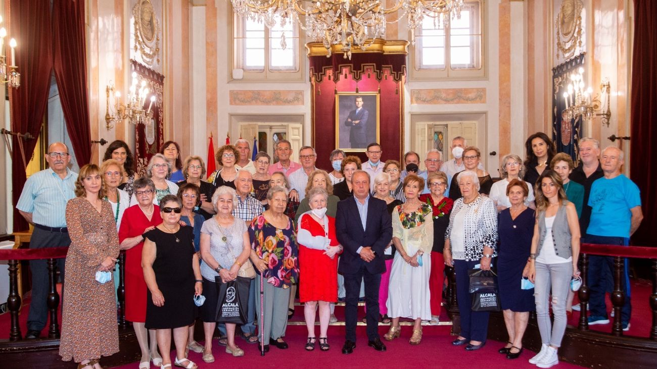 Grupo de los mayores de Alcalá homenajeados por su labor voluntaria