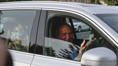 Calurosa recibida de los vecinos de Sangenjo al rey emérito