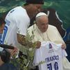 El Papa anima a los jóvenes a cuidar el planeta en un acto con Bono, Ronaldinho, Dani Alves y Maxi Rodríguez