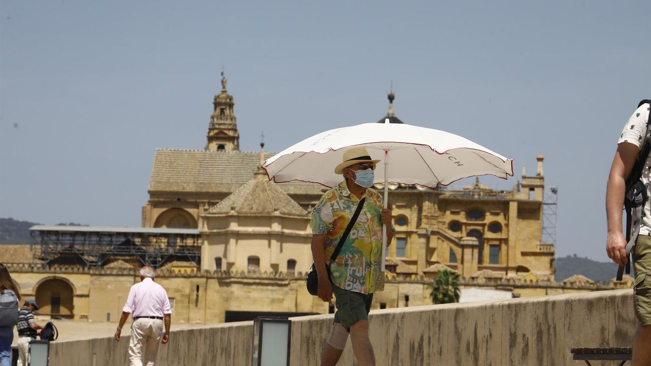 Un hombre se protege del sol y el calor en Córdoba