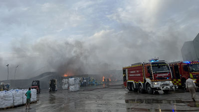 Un gran incendio quema una planta de reciclaje en Arganda del Rey