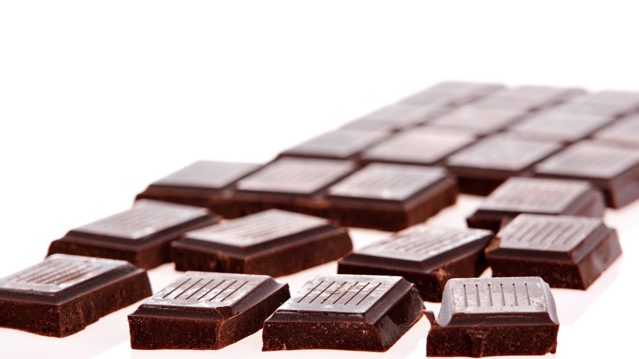 Consumo alerta de la presencia de cacahuete en cien chocolates de once marcas