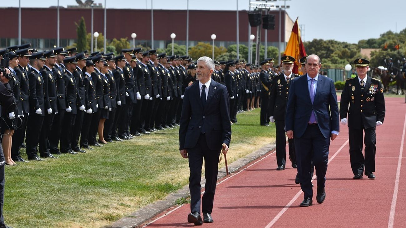Grande Marlaska, abucheado en plena jura de los nuevos agentes en la academia de Ávila