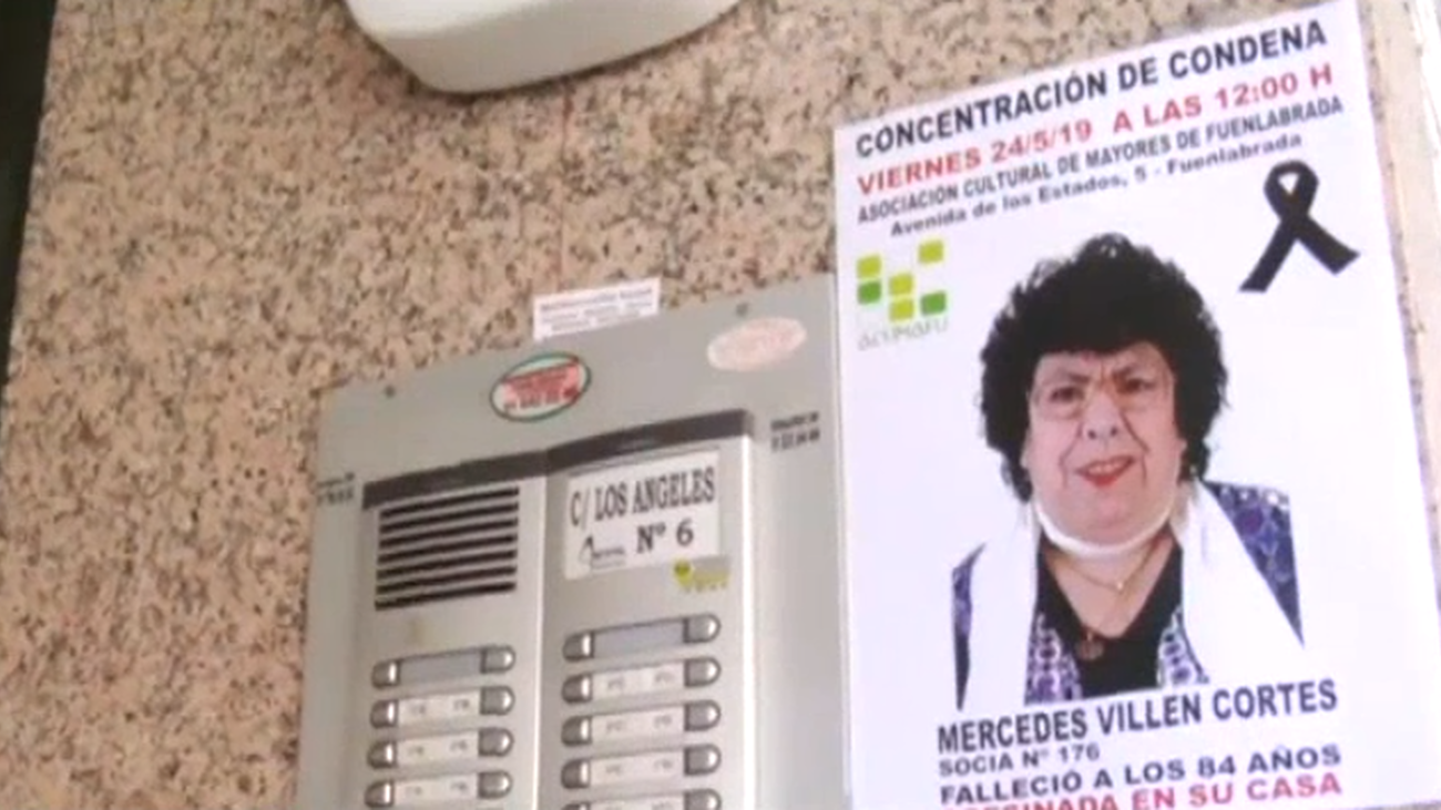 Cartel con la imagen de la mujer asesinada colocado en su domicilio de Fuenlabrada