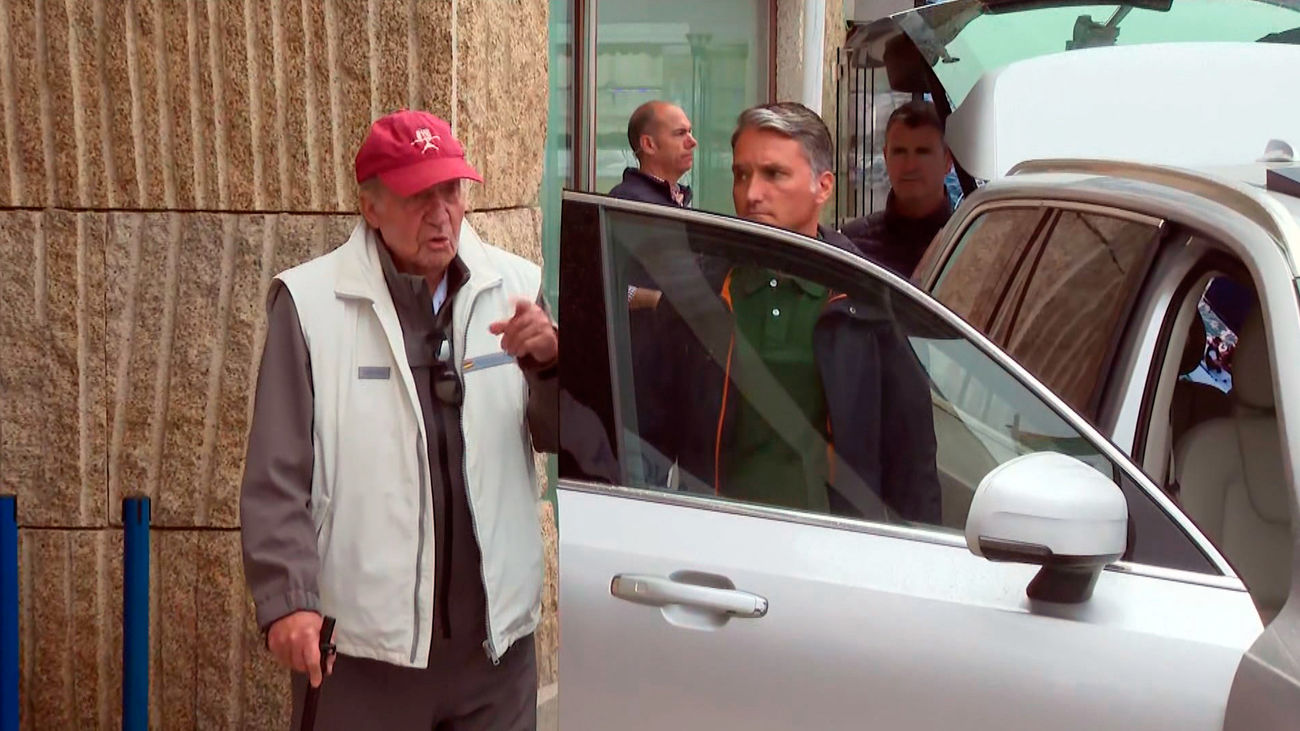 "Pregunta, pregunta tú", ha dicho Juan Carlos I al ser preguntado por la visita a su familia