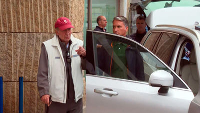 "Pregunta, pregunta tú", ha dicho Juan Carlos I al ser preguntado por la visita a su familia