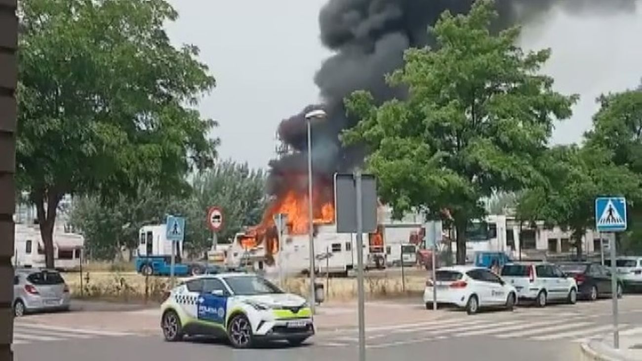 Un espectacular incendio en Pinto devora una caravana de circo en un descampado