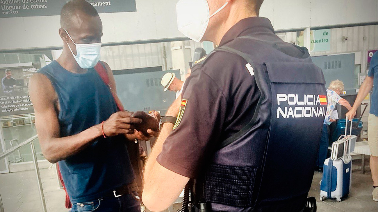 Momento en el que al diputado por la Asamblea de Madrid Serigne Mbayé le es requerida la documentación por un agente de la Policía Nacional