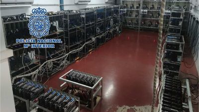 Desmantelada con dos detenidos una granja de criptomonedas oculta en un polígono industrial de Almería