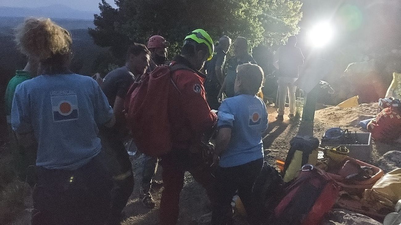 Rescatan con vida a la espeleóloga herida en la Cueva de la Gitana en Almería