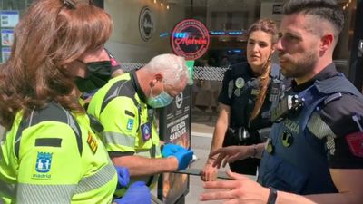 Un Policía Municipal de Madrid salva la vida de un trabajador que se cortó con un cristal